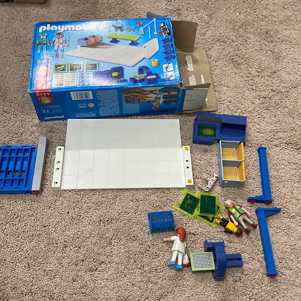 Playmobil 4346 animal hospital vet set doctors animals equipment great kit